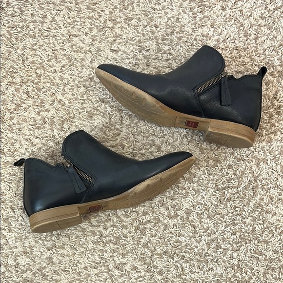 Bueno Footwear Vale Leather Black Minimal Ankle Boots - Size 38 EU 7 US - Picture 1 of 16